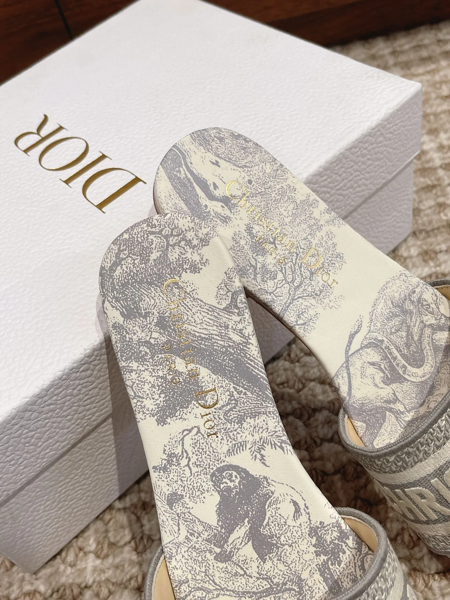 👟👟Ex-factory price 360👟👟 Women's Shoes Women's Clothing Women's Shoes Women's Clothing Women's Shoes Women's Clothing Dior slippers CD•Dior women's presbyopic embroidered leather-soled slippers ✅Christian Dior has always been synonymous with magnificence and elegance, and has always been at the top of the fashion palace. Of particular note: the embroidered pattern on the sole, which reproduces one of Christian Dior’s cherished symbols. ✅Original pattern packaging ✅Upper: selected embroidered cotton ✅Inner lining: imported sheepskin ✅Outsole: original genuine leather sole ✅Number of codes: 35-40 (40 41 42 custom-made are not returnable)